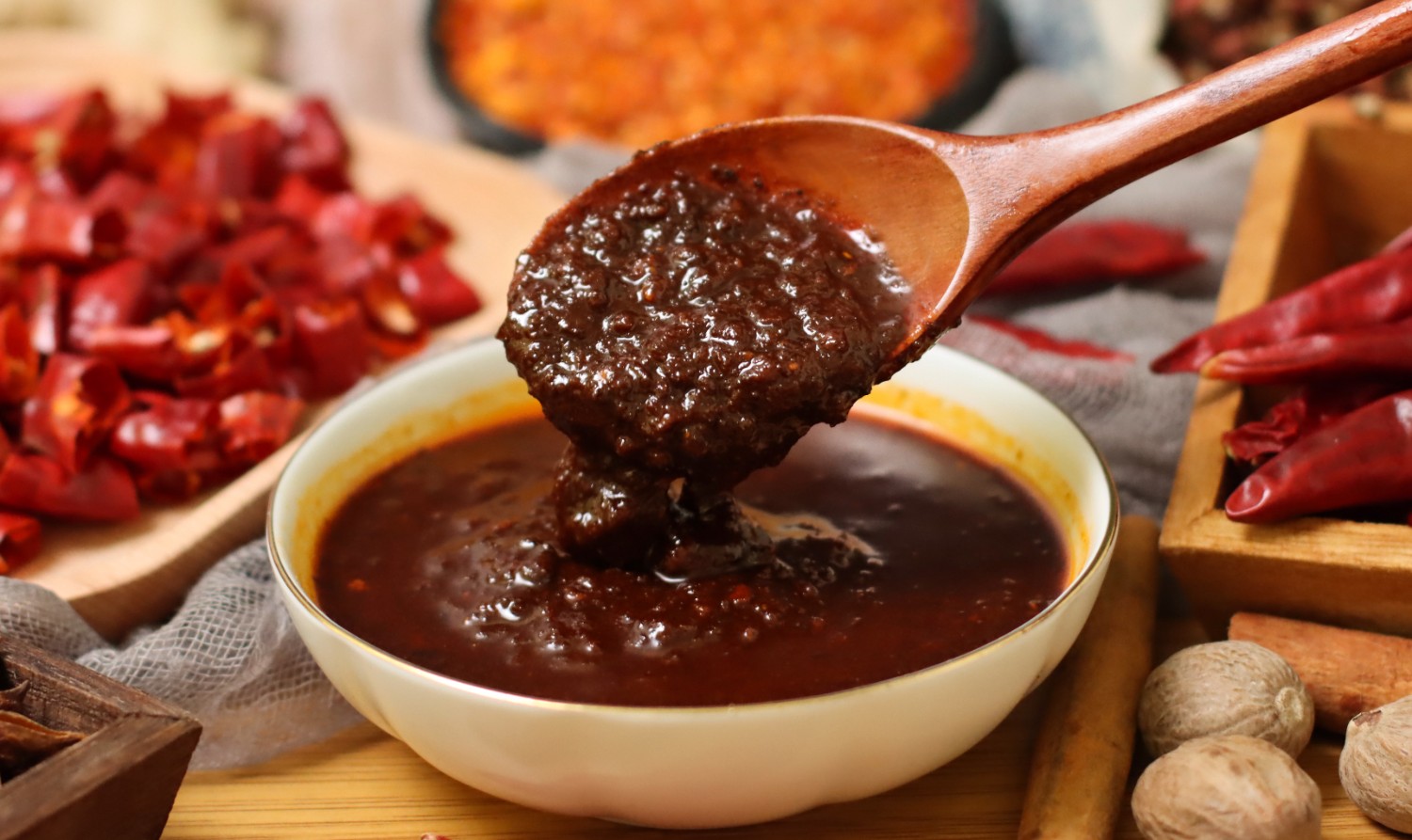 濟(jì)寧康德食品”生產(chǎn)車間是無菌化車間，擁有大型高壓熬湯設(shè)備，噴霧干燥塔，先進(jìn)的進(jìn)口罐裝機(jī)， 生產(chǎn)過程和檢測(cè)過程全部一體化、管道化，食料均不與外界接觸，確保每一個(gè)產(chǎn)品的高品質(zhì)，整個(gè)生產(chǎn)和檢驗(yàn)都嚴(yán)格執(zhí)行《國(guó)家食品安全法》，從而保證了產(chǎn)品質(zhì)量安全、穩(wěn)定、可靠